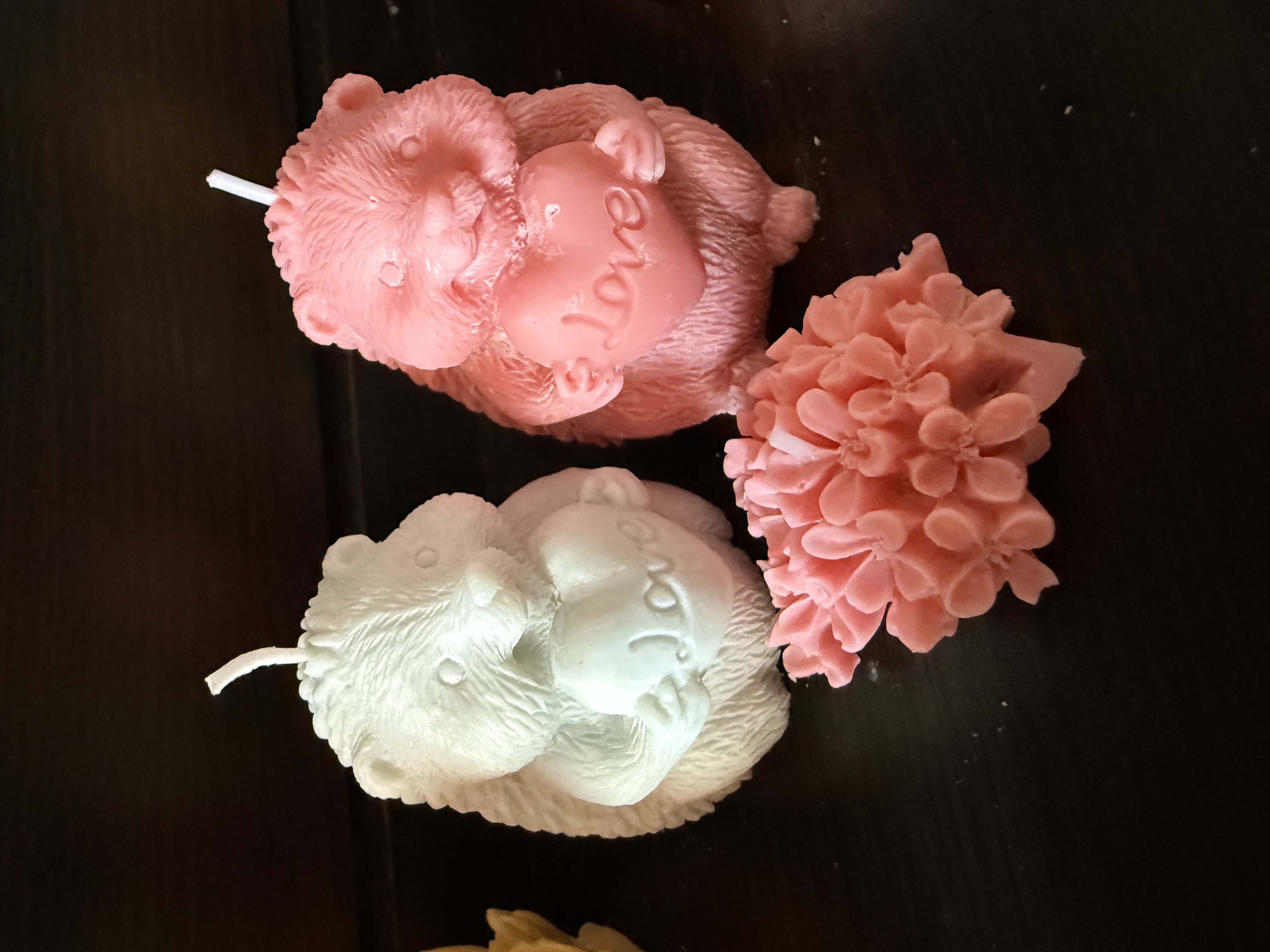 Мечета с надпис Love и цвете свещ