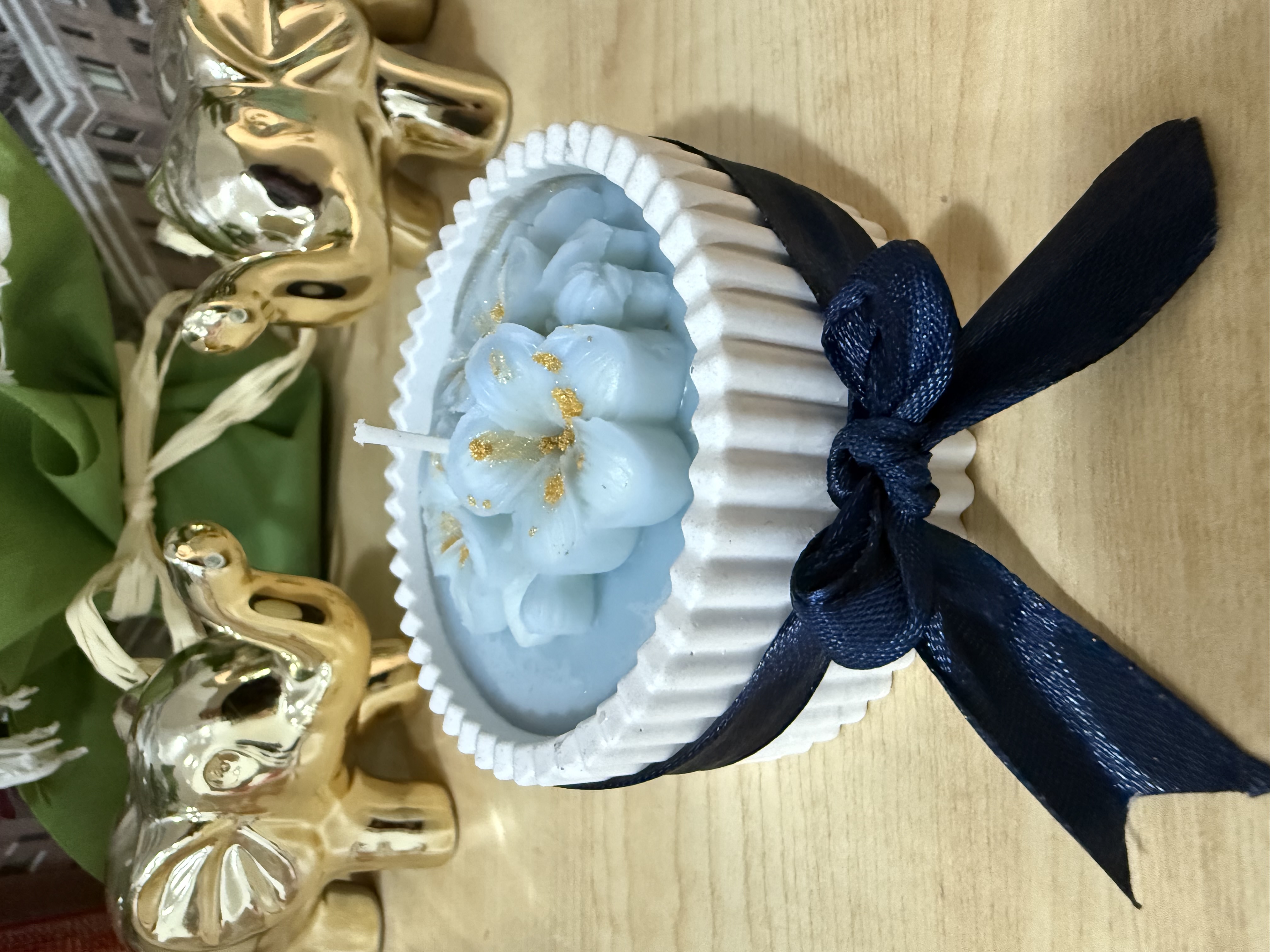 Елегантна свещ с цвете в съд с панделка