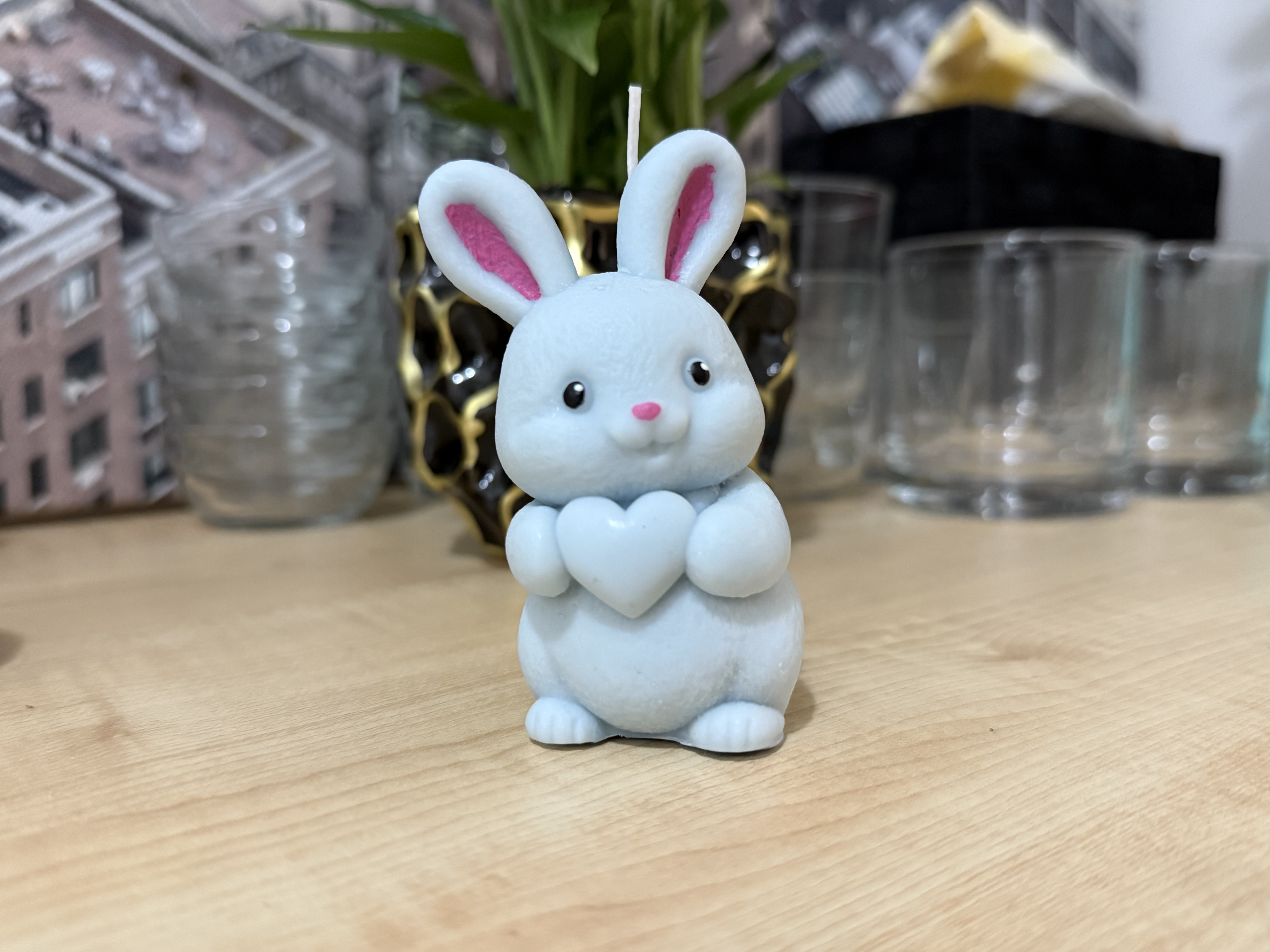 Зайче свещ, държащо сърце